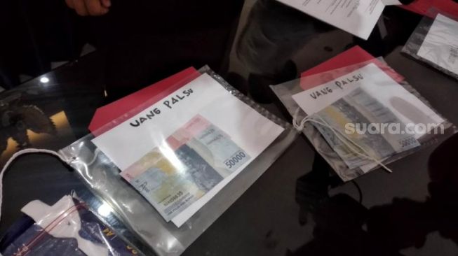 Barang bukti berupa uang palsu hasil pemalsuan dari uang asli yang dilakukan TSJ saat konferensi pers di Mapolres Sleman, Rabu (30/9/2020) - (SuaraJogja.id/Muhammad Ilham Baktora)