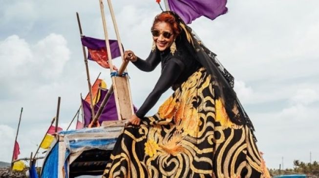 Susi Pudjiastuti Jadi Model untuk Koleksi Terbaru Anne Avantie. (Instagram/@susipudjiastuti115)