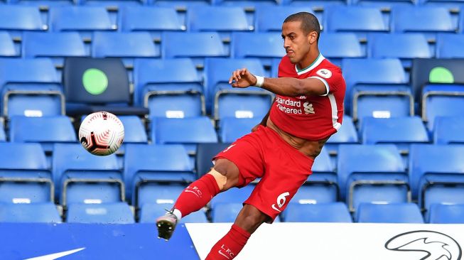 Gelandang Liverpool Thiago Alcantara menendang bola selama pertandingan sepak bola Liga Premier Inggris antara Chelsea melawan Liverpool di Stamford Bridge, London, Inggris pada 20 September 2020.   [Matt Dunham / POOL / AFP]