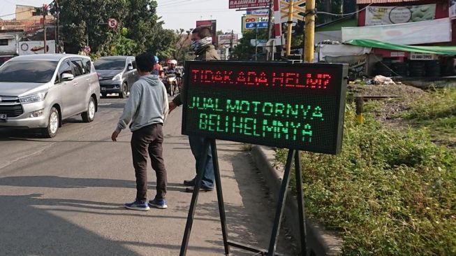 Taati Imbauan Di Jalan, Aksi Pria Ini Bikin Bengong Pemotor Sekitar