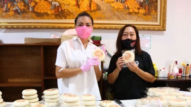 "Kita bersyukur, ternyata tidak semua terdampak negatif pandemi, contohnya pengrajin kue ini, Ibu Netty," tutur Sara dalam keterangan tertulisnya [Dok Rahayu Saraswati Djojohadikusumo].