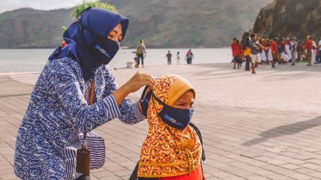 Satgas BUMN NTB Salurkan Ribuan Masker di Kuta Beach Park The Mandalika