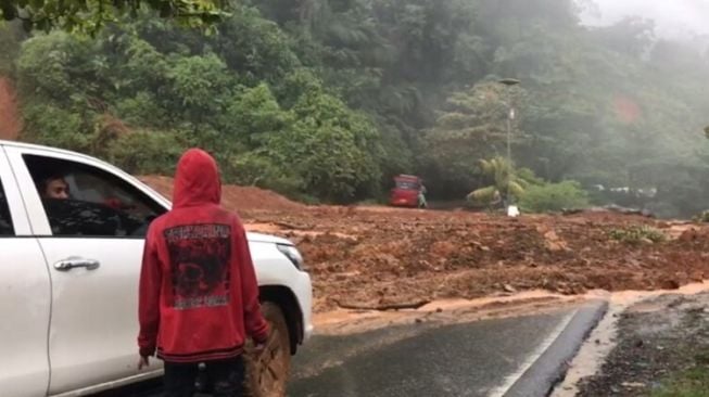 Perbukitan Longsor, Jalan Lintas Sumbar-Bengkulu Tak Bisa Dilalui