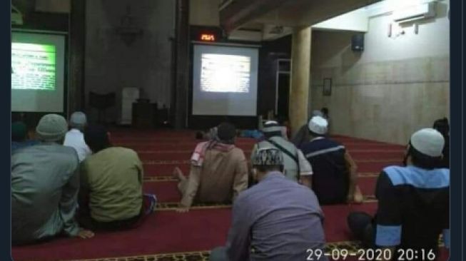 Denny Siregar: Salat di Jalan, Nonton Film G30S di Masjid, Kadrun....