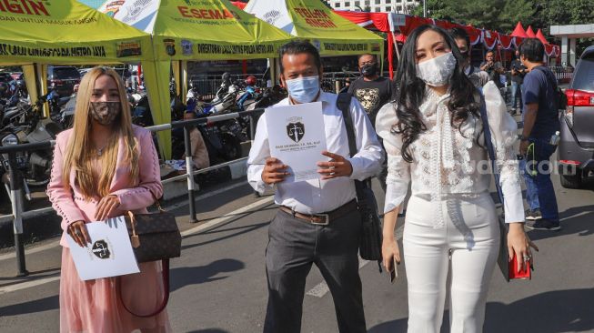 Personil grup dangdut Duo Bunga saat tiba di Polda Metro Jaya, Jakarta Selatan, Kamis (1/10). [Suara.com/Alfian Winanto]