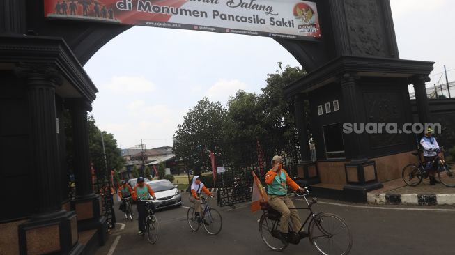 Komunitas sepeda onthel bergegas meninggalkan Monumen Pancasila Sakti di Lubang Buaya, Jakarta, Kamis (1/10/2020). [Suara.com/Angga Budhiyanto]