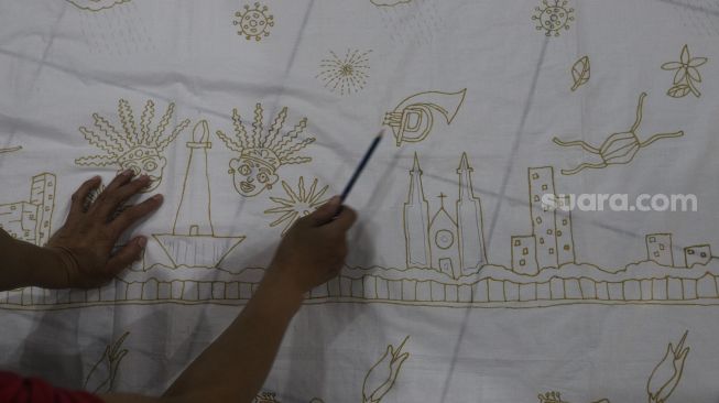 Perajin menyelesaikan proses pembuatan motif batik di Rumah Batik Palbatu, Jakarta Selatan, Kamis (1/10/2020). [Suara.com/Angga Budhiyanto]