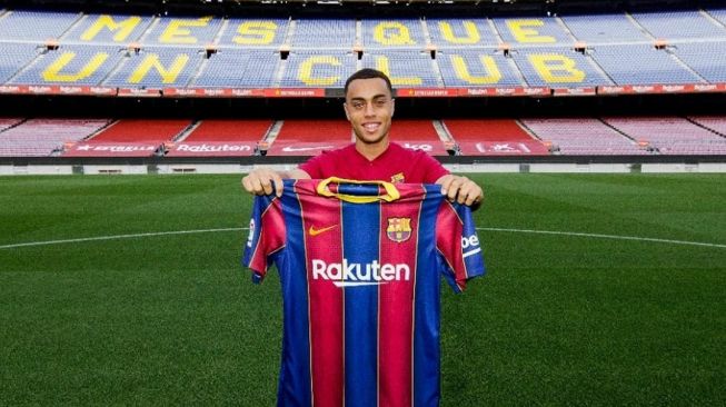 Barcelona resmi datangkan Sergino Dest dari Ajax Amsterdam. (Instagram/sgd_2)