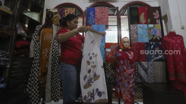 Perajin merpapikan kain batik di Rumah Batik Palbatu, Jakarta Selatan, Kamis (1/10/2020). [Suara.com/Angga Budhiyanto]