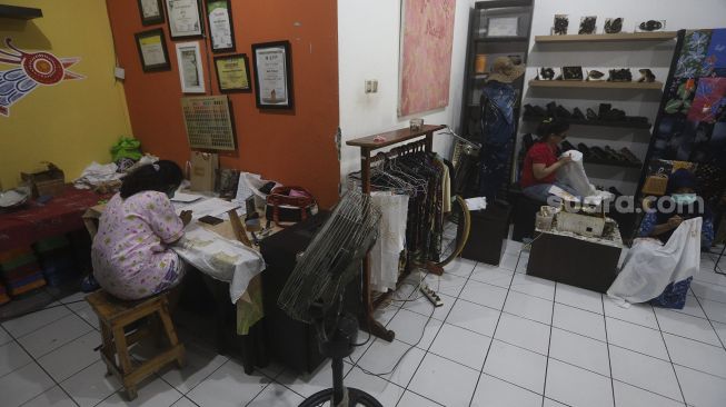 Perajin menyelesaikan proses pembuatan motif batik di Rumah Batik Palbatu, Jakarta Selatan, Kamis (1/10/2020). [Suara.com/Angga Budhiyanto]