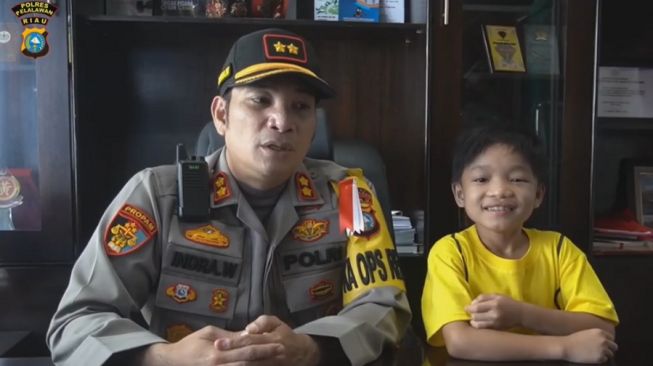 Bocah Dibuang Ibu yang Viral Kini Diangkat Anak oleh Seorang Polisi