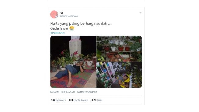 Aksi warganet tidur bawa golok. [Twitter]