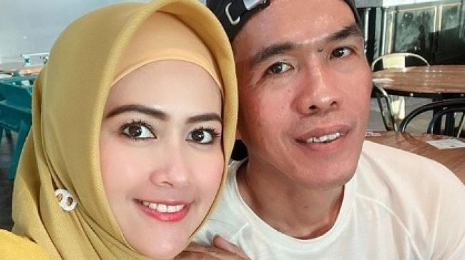 Meggy Wulandari dan suaminya, Haji Muhammad [Instagram/@meggywulandari_real]