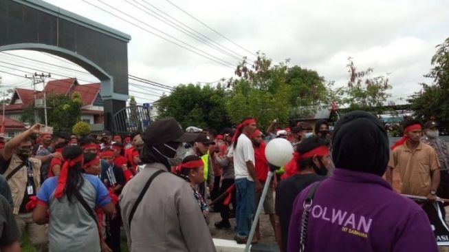 Buntut Dugaan Pemalsuan Sertifikat Tanah, Massa Geruduk Kejari Kapuas Hulu