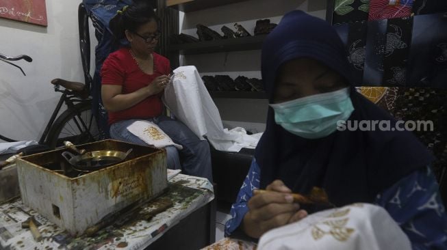 Perajin menyelesaikan proses pembuatan motif batik di Rumah Batik Palbatu, Jakarta Selatan, Kamis (1/10/2020). [Suara.com/Angga Budhiyanto]