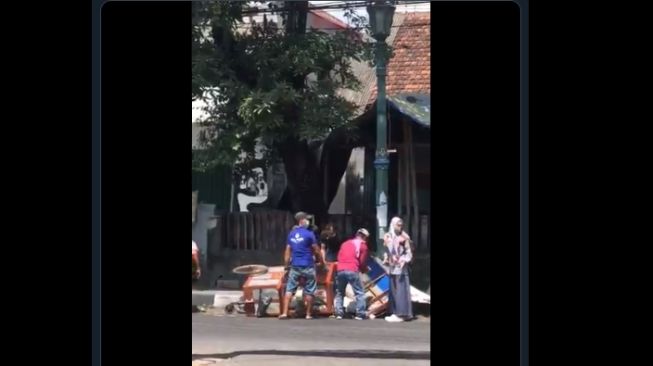 Gerobak Hancur Tertabrak saat Berangkat Jualan, Tukang Siomay Butuh Bantuan