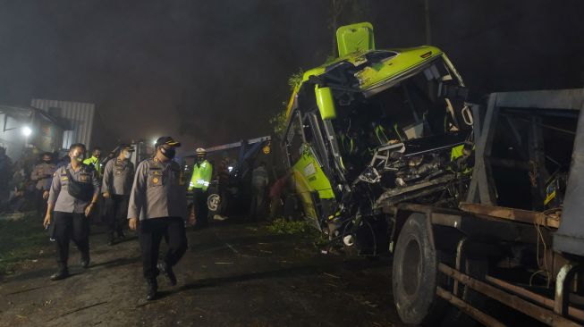 Sejumlah polisi bersama warga berusaha mengevakuasi bangkai bus pariwisata bernopol K 1446 BL yang mengalami kecelakaan di jalur Dieng-Wonosobo Desa Kuripan, Garung, Wonosobo, Jawa Tengah, Rabu (30/9/2020). [ANTARA FOTO/Anis Efizudin]