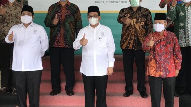 (Dari kiri): Direktur Jenderal Pendidikan Islam M Ali Ramdhani, Wamenag Zainut Tauhid Saadi dan Plt Sekjen Kemenag Nizar Ali di Gedung Kemenag, Jakarta, Kamis (1/10/2020). [ANTARA/Anom Prihantoro]