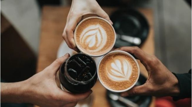 Bukan di Kafe Hits Ternama, Viral Ibu Warung Nasi Sajikan Kopi Lengkap dengan Latte Art