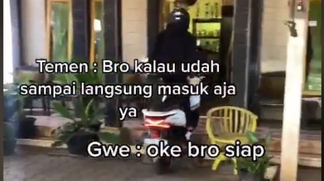 AKsi pria masuk ke rumah temannya dengan mengendarai Honda PCX (Tiktok)