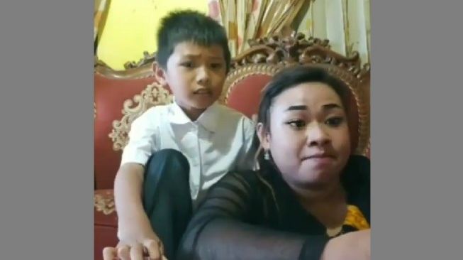 Viral Emak-Emak Emosi Ajari Anak Hafalkan Pancasila