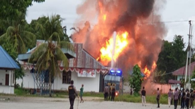 Kantor Disnaker di Papua Dibakar, Polisi Lepaskan Tembakan