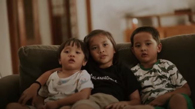 Video Jadi Kado Ultah, Anak-Anak Hanung Parodikan Kebiasaan Ayahnya