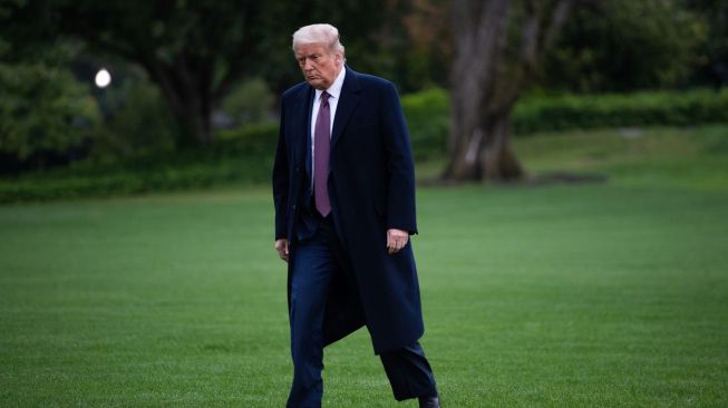 Presiden AS Donald Trump berjalan dari Marine One setelah tiba di South Lawn Gedung Putih di Washington, Amerika Serikat pada 1 Oktober 2020. [SAUL LOEB / AFP]