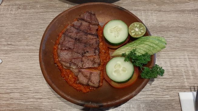 Menu steak penyet dari Ono Steak Bekasi. (Suara.com/Lutfhi)