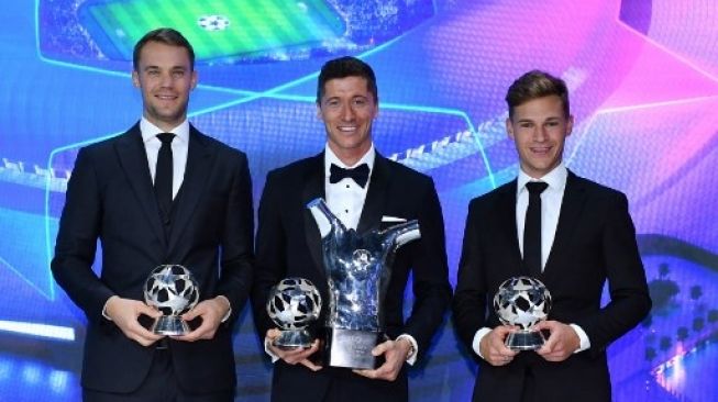 Tiga pemain Bayern Munich (kiri-kanan) Manuel Neuer, Robert Lewandowski dan Joshua Kimmich berpose usai menerima penghargaan UEFA dan Liga Champions di Jenewa, Swiss, Kamis (1/10/2020). [AFP]