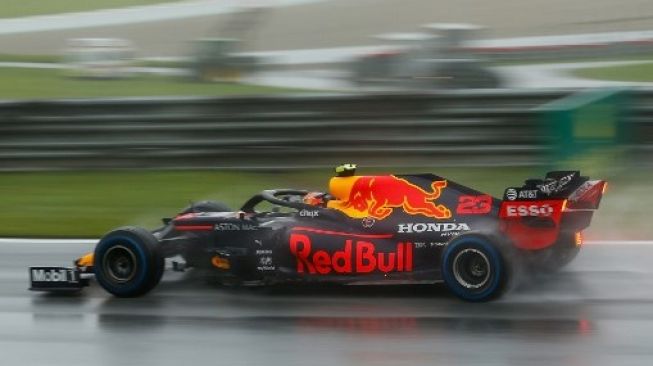 Pembalap Red Bull Alex Albon saat melaju di GP F1 Styrian di Spielberg, Austria. Darko Bandic / POOL / AFP