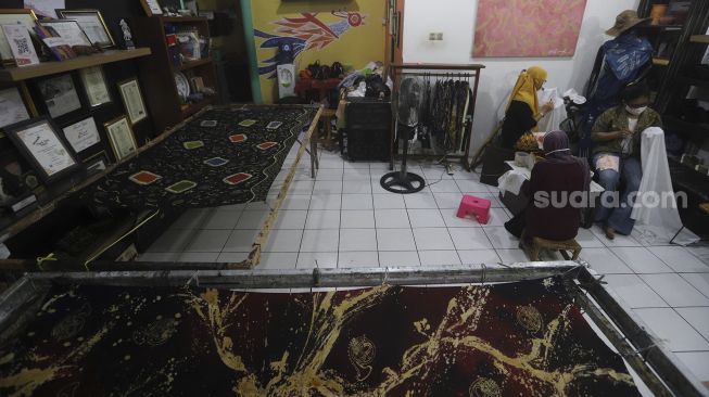 Perajin menyelesaikan proses pembuatan motif batik di Rumah Batik Palbatu, Jakarta, Jumat (2/10/2020). [Suara.com/Angga Budhiyanto]