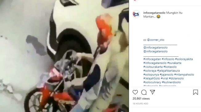 Video jatuhnya sepasang muda-mudi di jalan. - (Instagram/@energisolo)