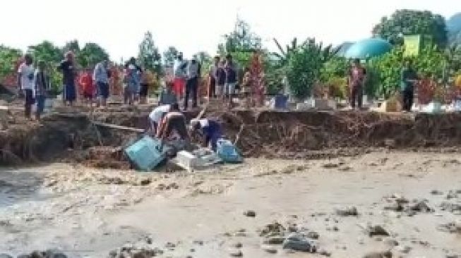 TPU Sukajaya tergerus karena longsor, usai banjir bandang terjadi di Kabupaten Tanggamus, Lampung. [Sinarlampung.co]