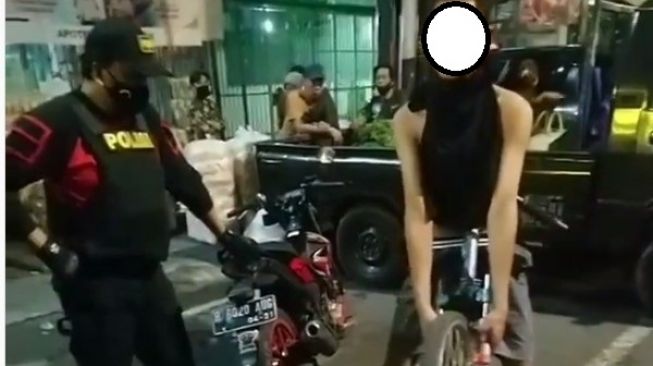 Cara polisi hukum pemotor bandel bikin ngakak (Instagram)