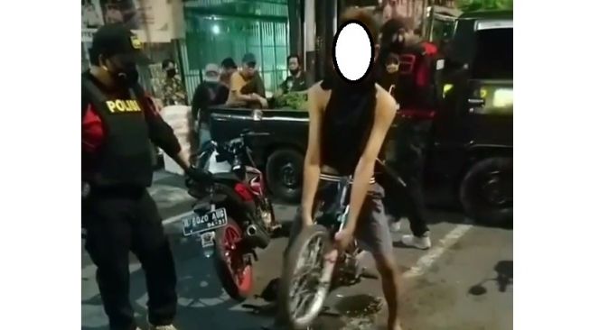 Cara Polisi Hukum Pemotor Bandel Ini Bikin Salfok, Kocak Abis!