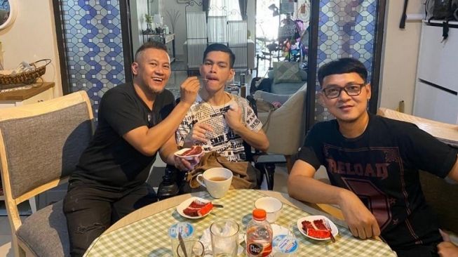 El Ibnu bersama dua personel Elkasih. [Instagram]