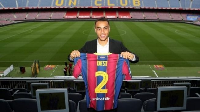 Pemain anyar Barcelona Sergino Dest diperkenalkan di Camp Nou, Jumat (2/10/2020). [AFP]