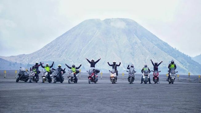 Anggota JIMO menikmati keindahan Gunung Bromo di Jawa Timut (jogjamaxowners)