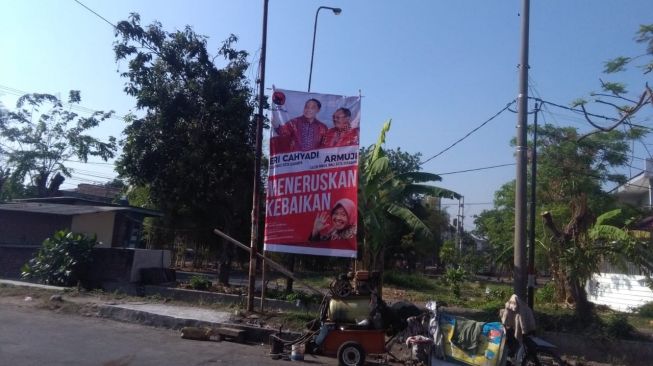 Baliho pasangan Eri-Armuji menampilkan foto Tri Rismaharini di salah satu sudut jalan Kota Surabaya (Foto: Ist)