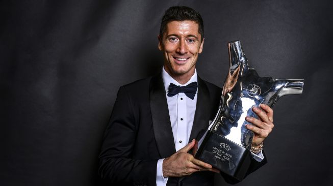 Penyerang Bayern Muenchen Robert Lewandowski saat menerima penghargaan pemain terbaik UEFA dalam acara UEFA Awards di Genewa, Swiss, Kamis (1/10). [Foto/AFP]