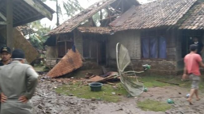 Hujan Deras dan Angin Kencang Rusak Puluhan Rumah di Pandeglang