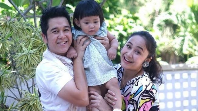 Malvino Fajaro bersama istri, artis Inne Azri dan putrinya. [Instagram]