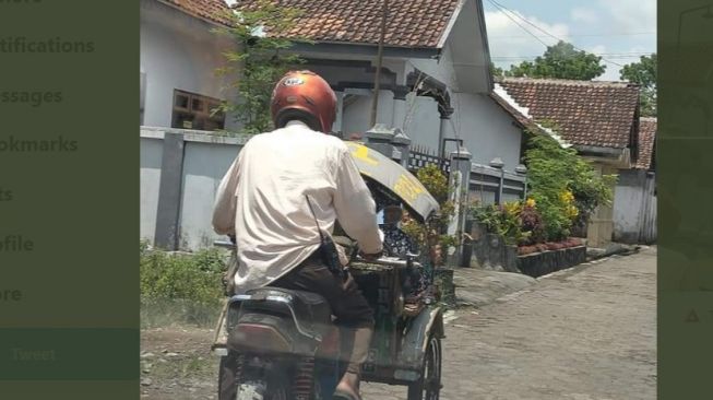 Potret Becak Motor Bikin Pemobil Deg-degan, Barang yang Dibawa Jadi Sorotan