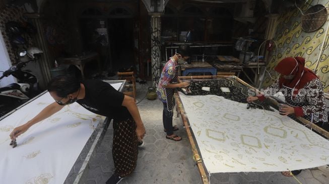 Perajin menyelesaikan proses pembuatan motif batik di Rumah Batik Palbatu, Jakarta, Jumat (2/10/2020). [Suara.com/Angga Budhiyanto]