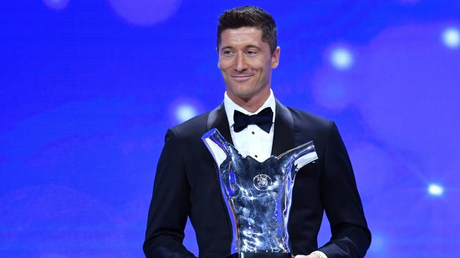 Penyerang Bayern Muenchen Robert Lewandowski saat menerima penghargaan pemain terbaik UEFA dalam acara UEFA Awards di Genewa, Swiss, Kamis (1/10). [Foto/AFP]