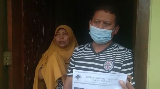 Orangtua Satrio, pencoret musala 'saya kafir' di Tangerang (Suara.com/Tion)