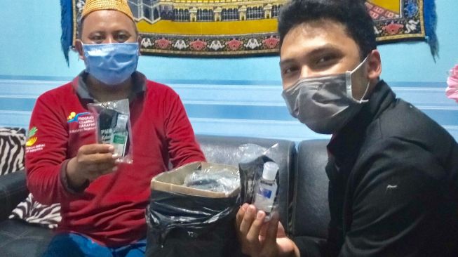 Pembagian Masker oleh Mahasiswa PMM UMM di Desa Rejosari