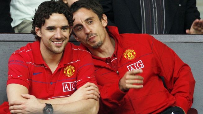 Owen Hargreaves (kiri) saat masih memperkuat Manchester United sebagai pemain, bersama mantan kapten Manchester United, Gary Neville. [PAUL ELLIS / AFP]