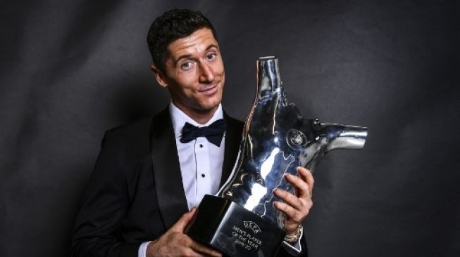 Pemain Bayern Munich Robert Lewandowski berpose usai menerima penghargaan Pemain Terbaik UEFA dan Penyerang Terbaik Liga Champions 2019/20 di Jenewa, Swiss, Kamis (1/10/2020). [AFP]